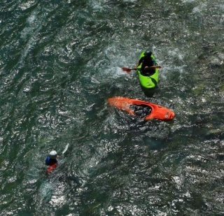  attention à ne pas tomber à l'eau 